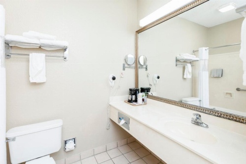 Regency Inn & Suites Biloxi image 12